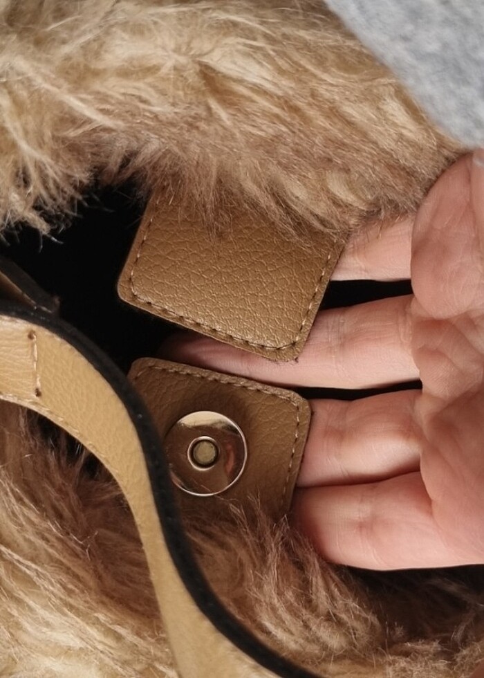 Sıfır sayılır açık kahverengi kürklü çanta  - Görsel 5