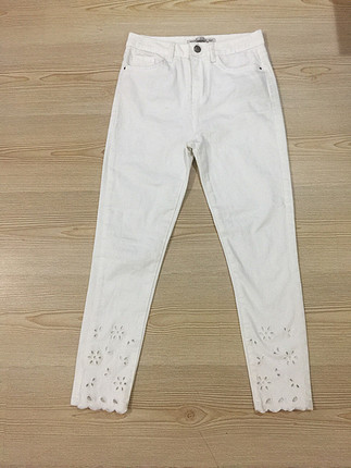 Beyaz paça kısmı fistolu pantolon