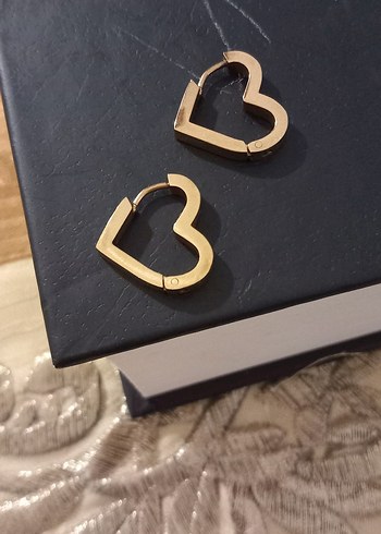 çelik Altın Renkli Kalp Şeklinde Küpeler - Görsel 2