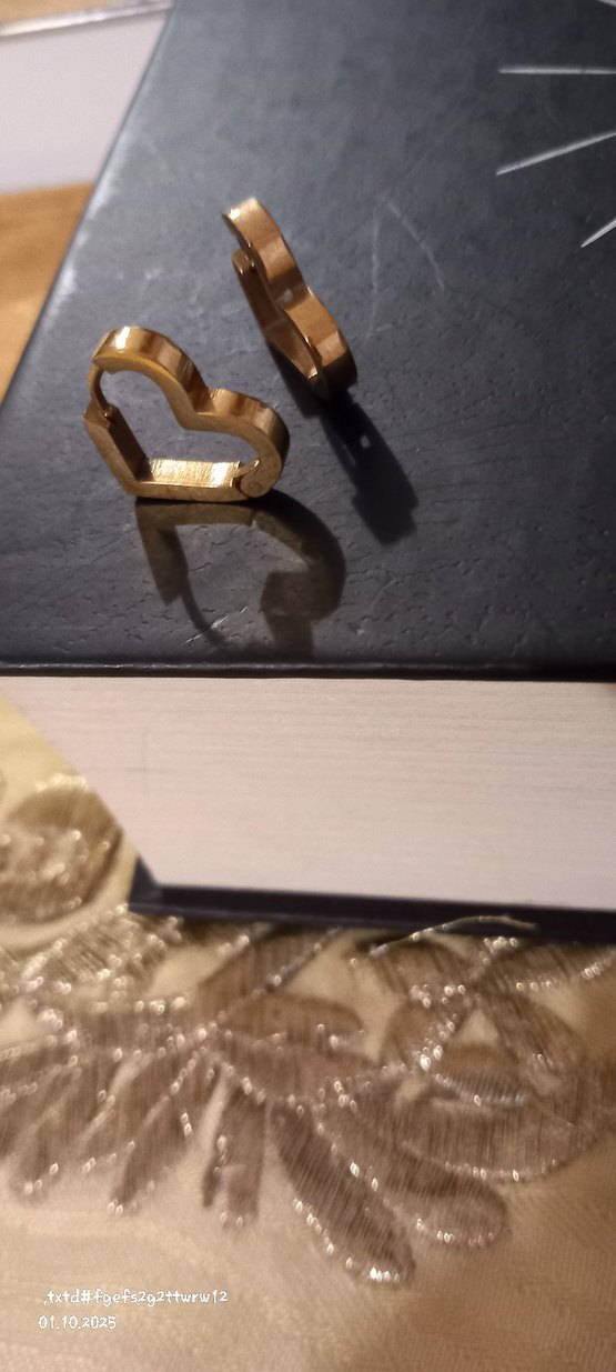 çelik Altın Renkli Kalp Şeklinde Küpeler - Görsel 3