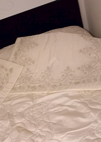 İşlemeli kırık Beyaz Parlak Yatak Örtüsü - Görsel 4