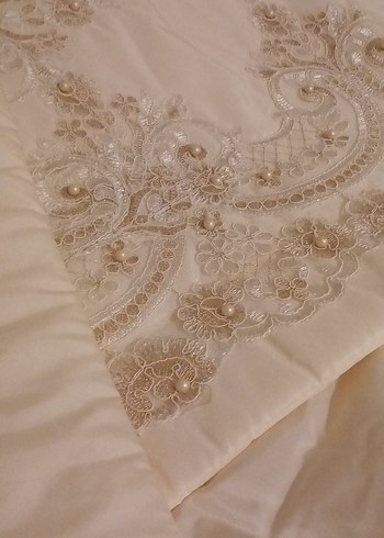 İşlemeli kırık Beyaz Parlak Yatak Örtüsü - Görsel 6