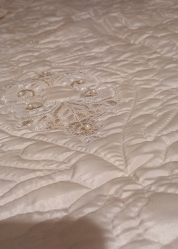İşlemeli kırık Beyaz Parlak Yatak Örtüsü - Görsel 8