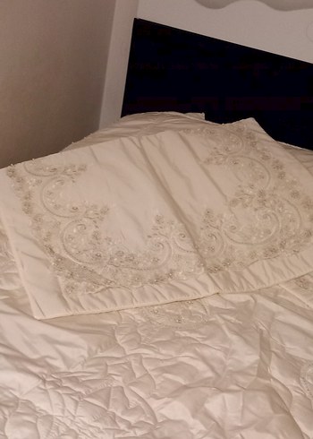 İşlemeli kırık Beyaz Parlak Yatak Örtüsü - Görsel 2