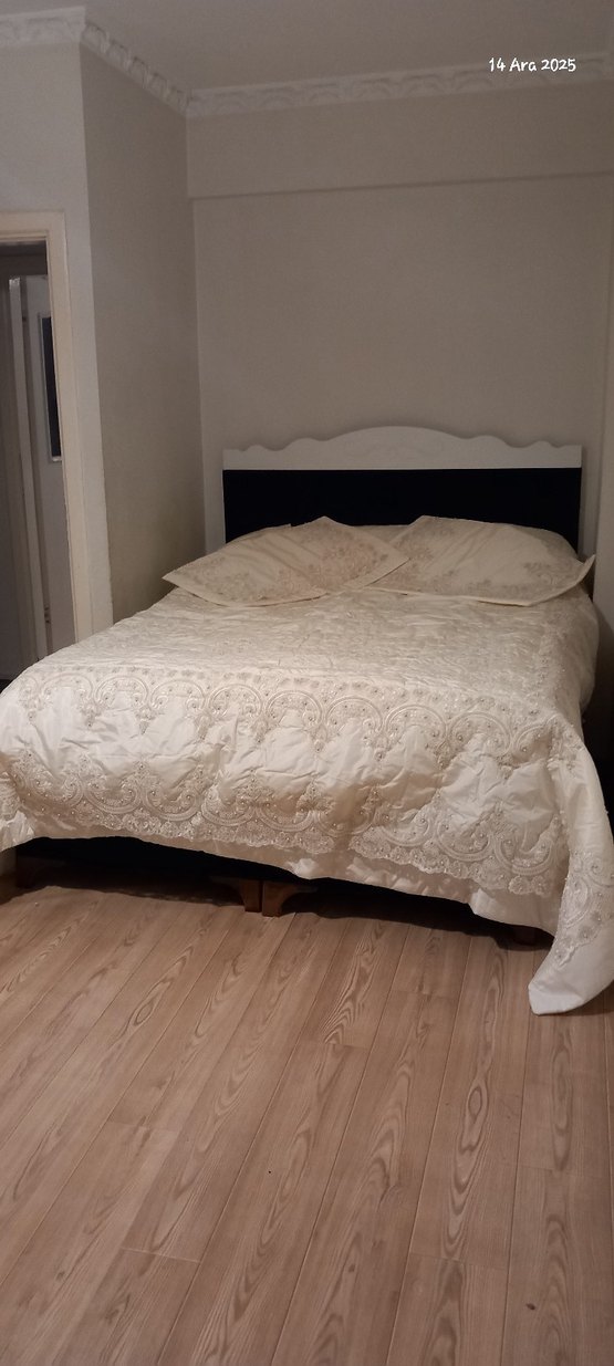 İşlemeli kırık Beyaz Parlak Yatak Örtüsü - Görsel 3