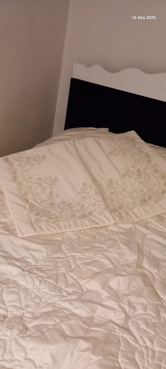 İşlemeli kırık Beyaz Parlak Yatak Örtüsü - Görsel 2