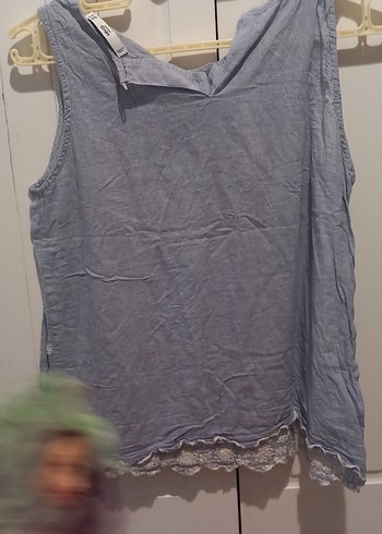 Gri V Yakalı Dantel Detaylı Kolsuz Bluz - Görsel 4