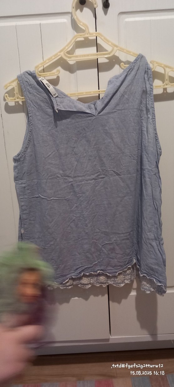 Gri V Yakalı Dantel Detaylı Kolsuz Bluz - Görsel 4