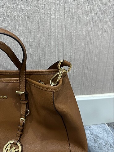 Beden kahverengi Renk Michael kors orijinal çantasıdır.