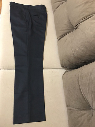 Siyah erkek pantalonudur 