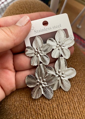 Çiçek Desenli Metalik Kadın Küpe - Görsel 2