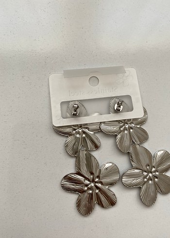 Çiçek Desenli Metalik Kadın Küpe - Görsel 4