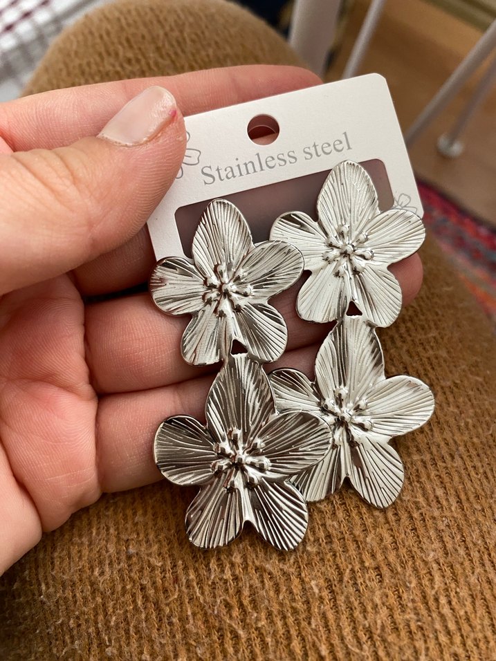 Çiçek Desenli Metalik Kadın Küpe - Görsel 2