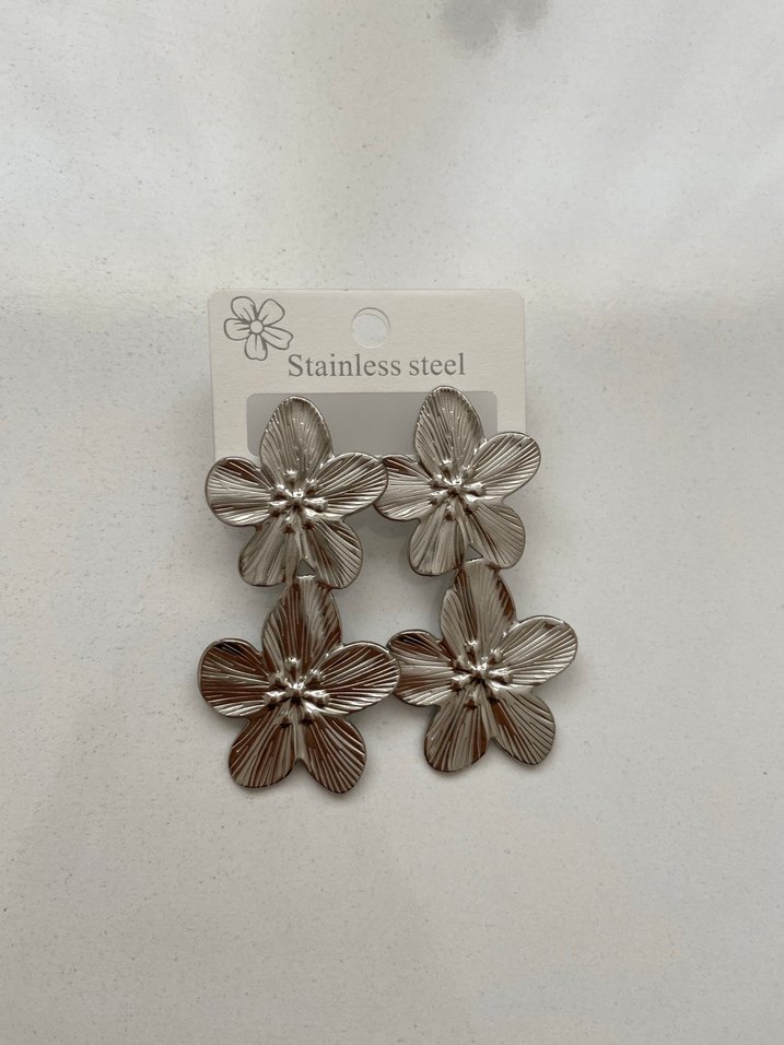 Çiçek Desenli Metalik Kadın Küpe - Görsel 3