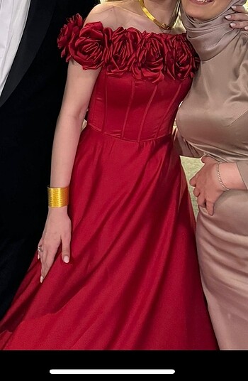 Kırmızı saten elbise
