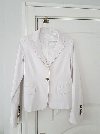 40 beden çok az giyilmiş çok iyi durumda beyaz ceket 
