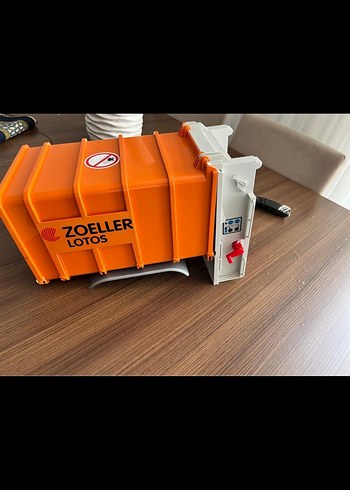 BRUDER Renkli Kırmızı Oyuncak Çöp Kamyonu - Görsel 2