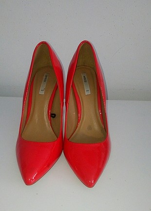 kırmızı topuklu ayakkabı