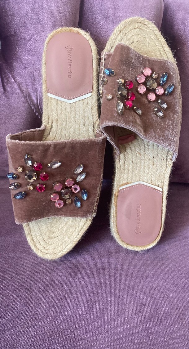 Süet Taş İşlemeli Dolgu Topuklu Terlik - Görsel 2