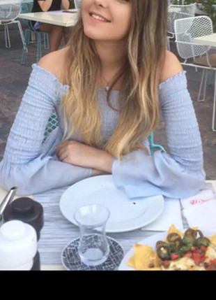 Acik mavi omuzlari acik ust