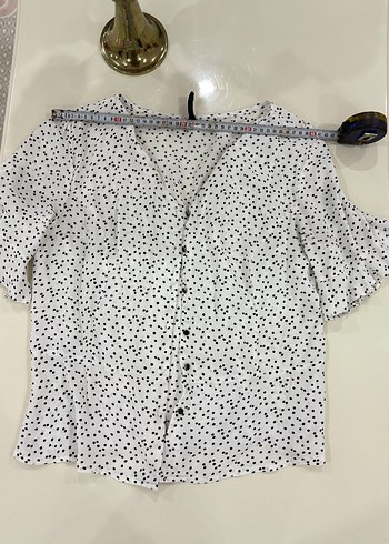 Düğmeli V Yaka Puantiyeli Kadın Bluz - Görsel 2