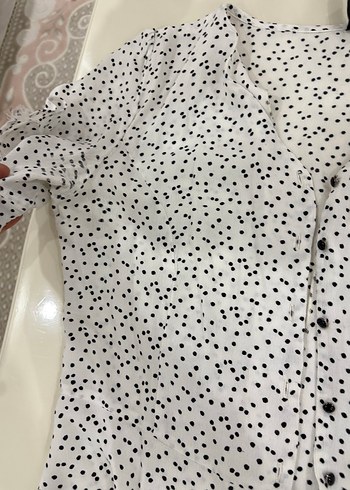 Düğmeli V Yaka Puantiyeli Kadın Bluz - Görsel 3