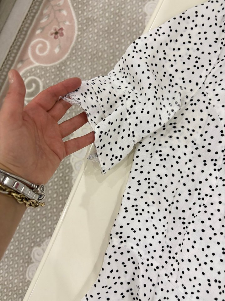 Düğmeli V Yaka Puantiyeli Kadın Bluz - Görsel 5