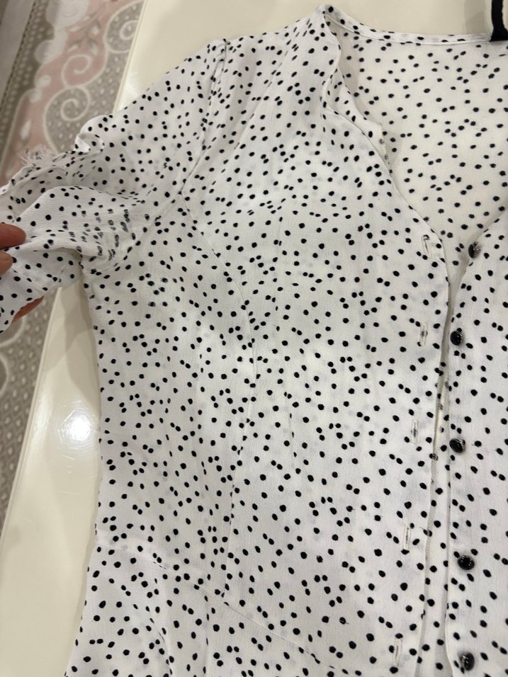 Düğmeli V Yaka Puantiyeli Kadın Bluz - Görsel 3