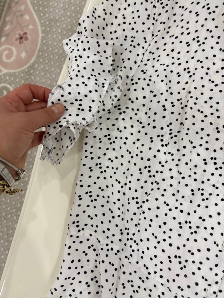 Düğmeli V Yaka Puantiyeli Kadın Bluz - Görsel 4