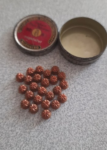 Eski Tip Kırmızı Krem Kutusu ve Küçük Mettaller