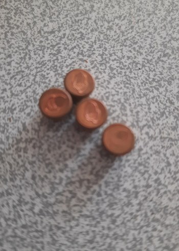 Diğer Eski Tip Kırmızı Krem Kutusu ve Küçük Mettaller