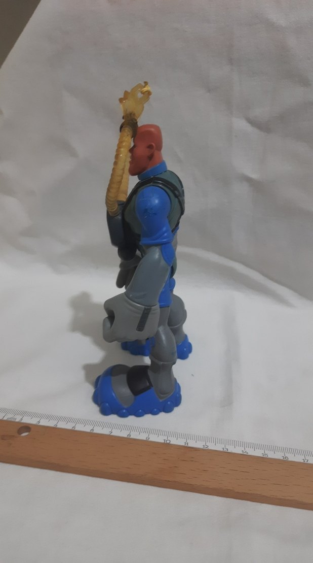 Mavi ve Gri Aksiyon Figürü - Görsel 2