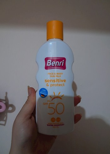 Benri SPF 50 Hassas Yüz ve Vücut Güneş Sütü