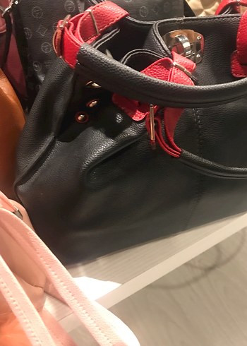 Beden Kilitli Siyah Deri Kadın Çanta