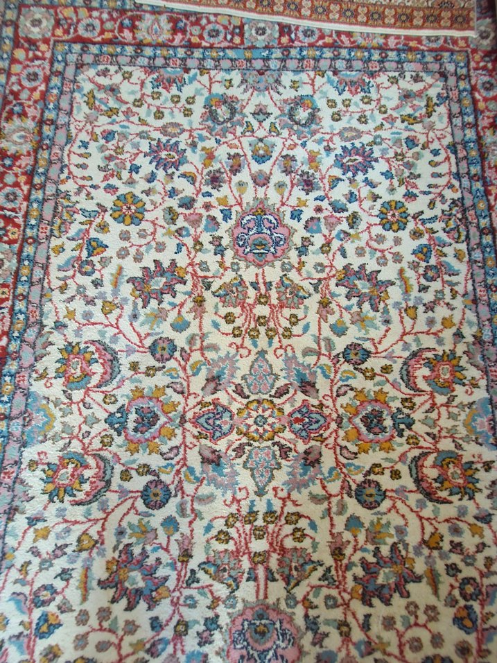 Çiçek Desenli Çok Renkli Halı asıl fiyat 120.000 bin tldir - Görsel 2