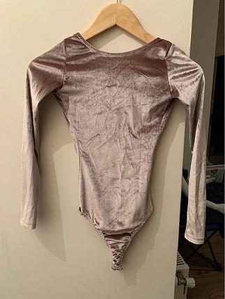 Bershka sırt dekolteli pudra rengi kadife bluz