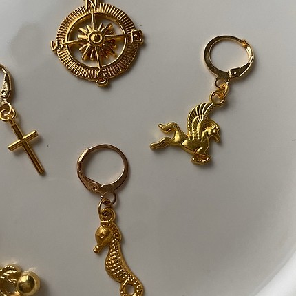 Ada yılmaz cross küpeler