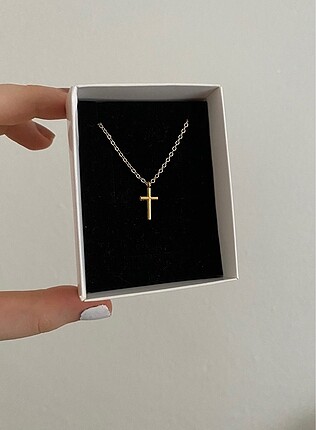 Minimal basic cross kolye