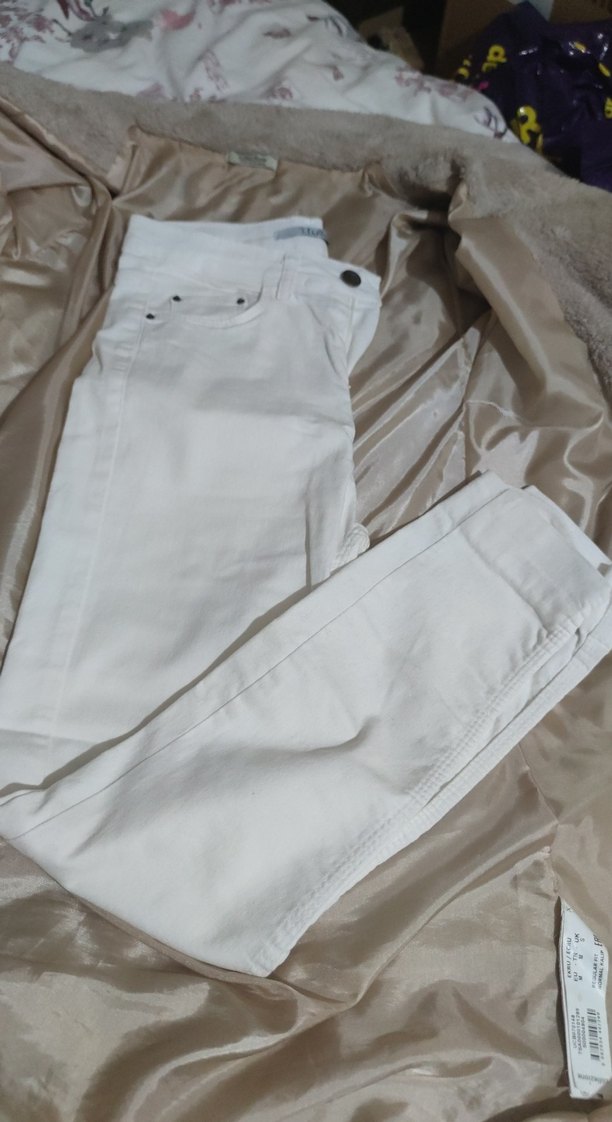 Düğmeli Beyaz Kadın dar paça Jean
s m beden - Görsel 2