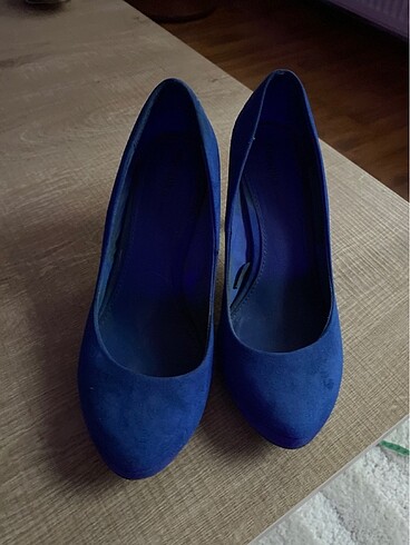 BERSHKA mağazası orjinal süet stiletto
