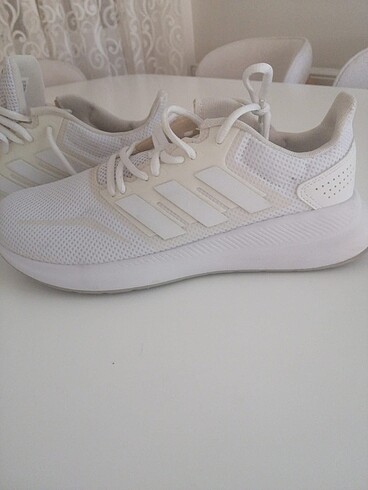 Yepyeni adidas