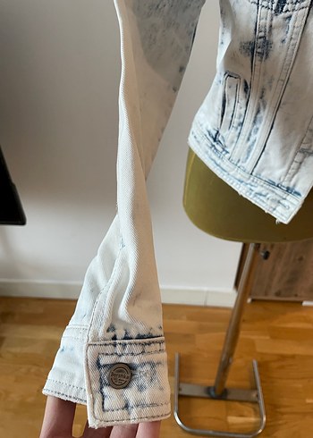 s Beden beyaz Renk Beyaz Batik Desenli Kadın Denim Ceket