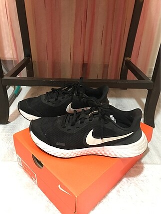nike revolution 5