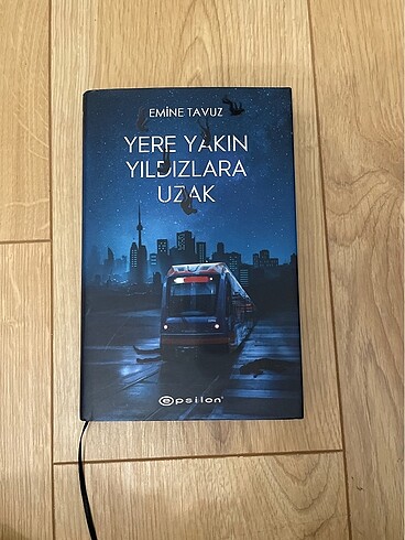 Yere Yakın Yıldızlara Uzak - Emine Tavuz