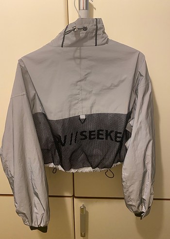 Bershka gri reflektörlü Kısa mont rüzgarlık - Görsel 4