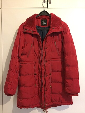 Kırmızı renk içi astarlı yakası kürklü mont