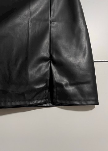 l Beden Siyah Deri Yırtmaçlı Mini Etek