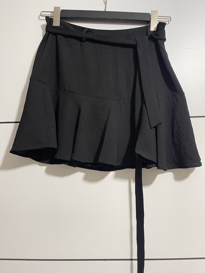 Stradivarius Siyah Kemerli Mini Fırfırlı Etek - Görsel 2