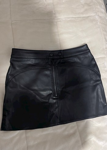 m Beden beyaz Renk Pull and Bear Deri Siyah Mini Etek