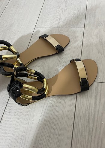 Altın Parlak Tokalı Blok Topuklu Kadın Sandalet - Görsel 3